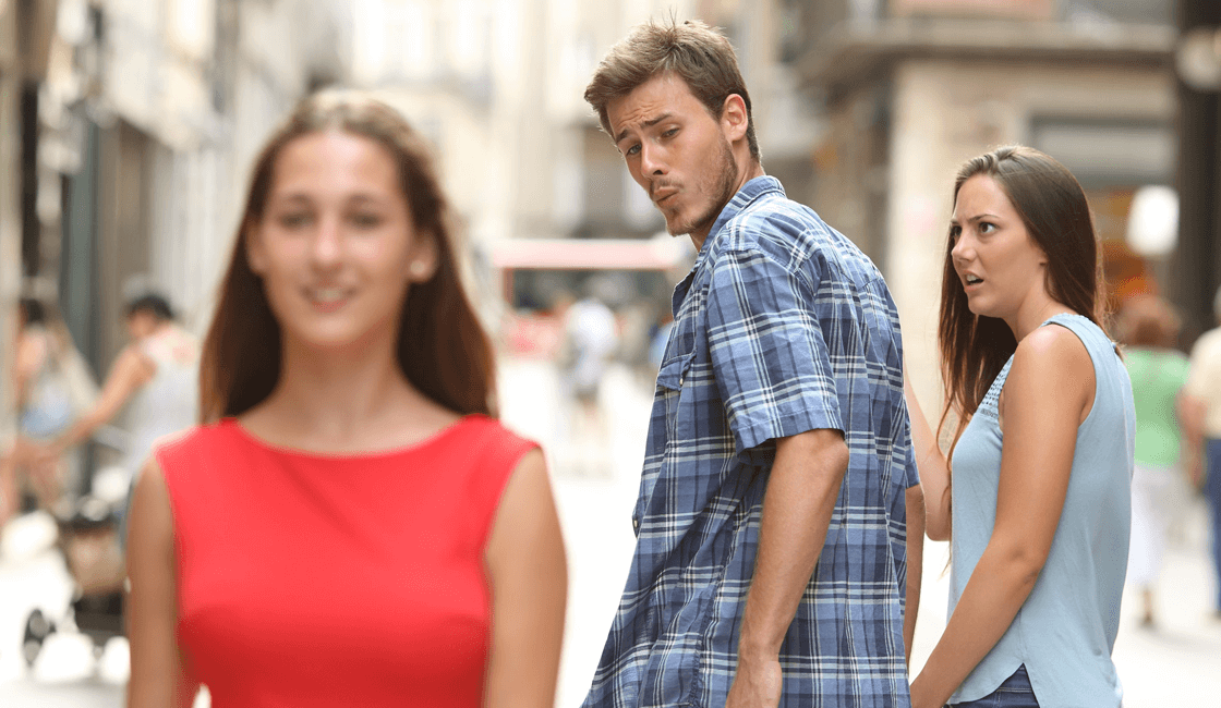 novio distraído mira a otra chica